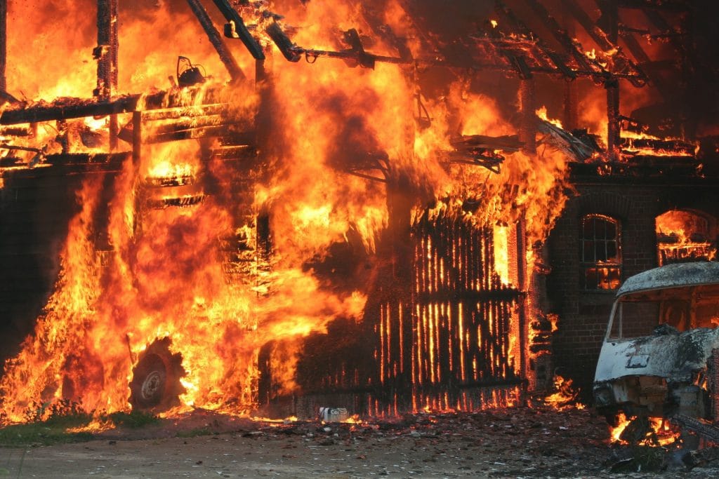 une habitation est détruite par les flammes